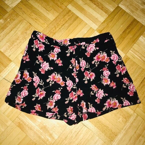 New Forever 21 Floral Shorts Size Small - Picture 1 of 3
